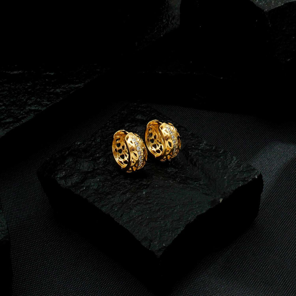 Brinco Dourado de Argolinha Vazado com Pedras de Zircônia - Galeria